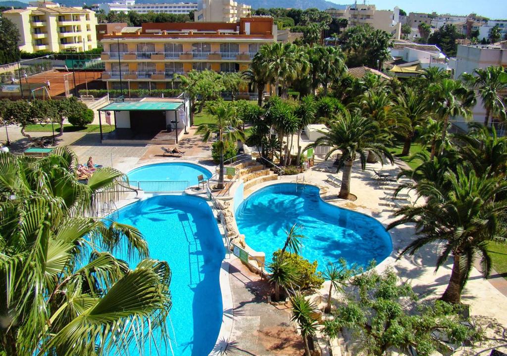 卡拉米洛Club Simó的享有度假村内两个游泳池的顶部景致