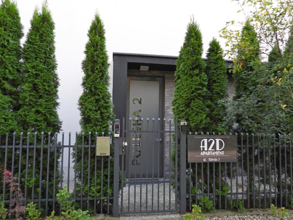 克拉科夫Apartament A2D Kraków的房屋前有标志的黑色大门