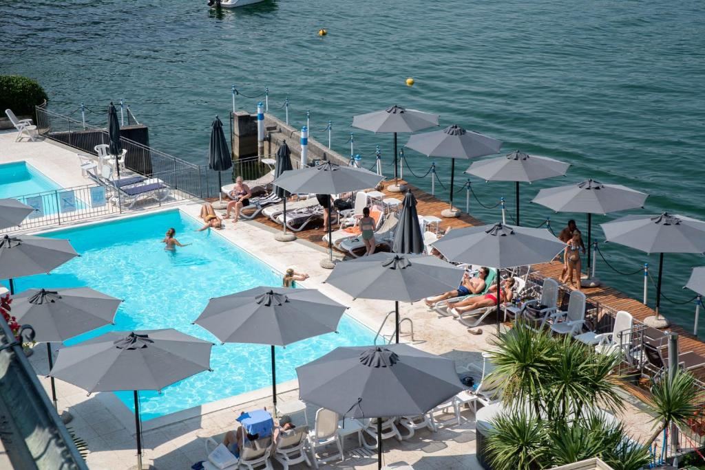 苏尔扎诺利瓦拉戈酒店的享有带遮阳伞的游泳池的顶部景致
