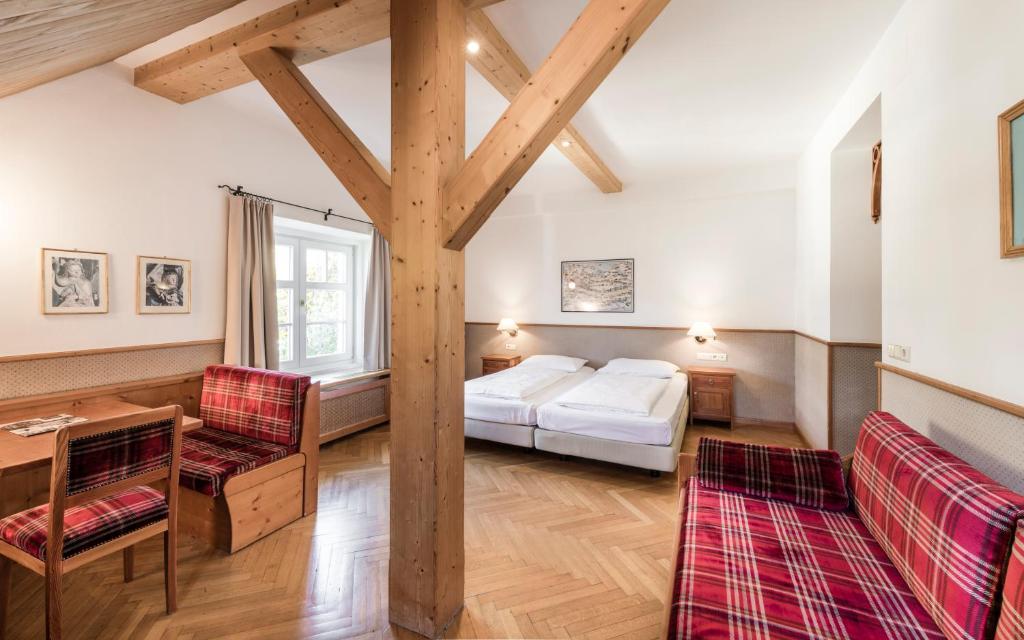 奥蒂塞伊阿姆斯塞特奈克经典酒店的卧室配有一张床和一张桌子及椅子