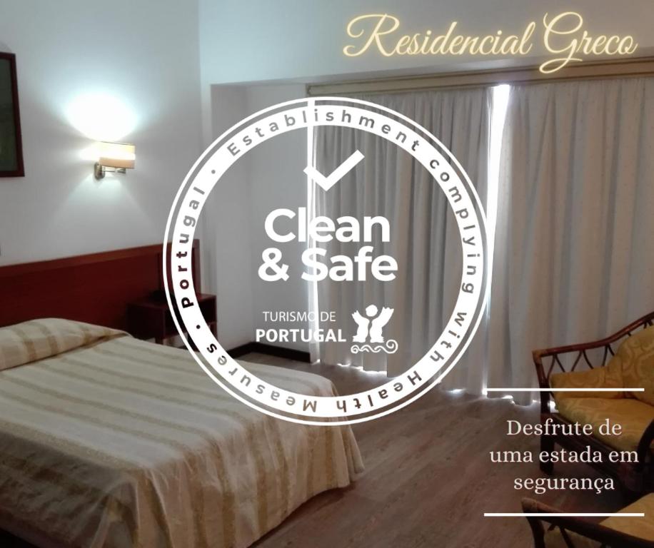 丰沙尔格雷科公寓酒店的清洁安全间床位标志