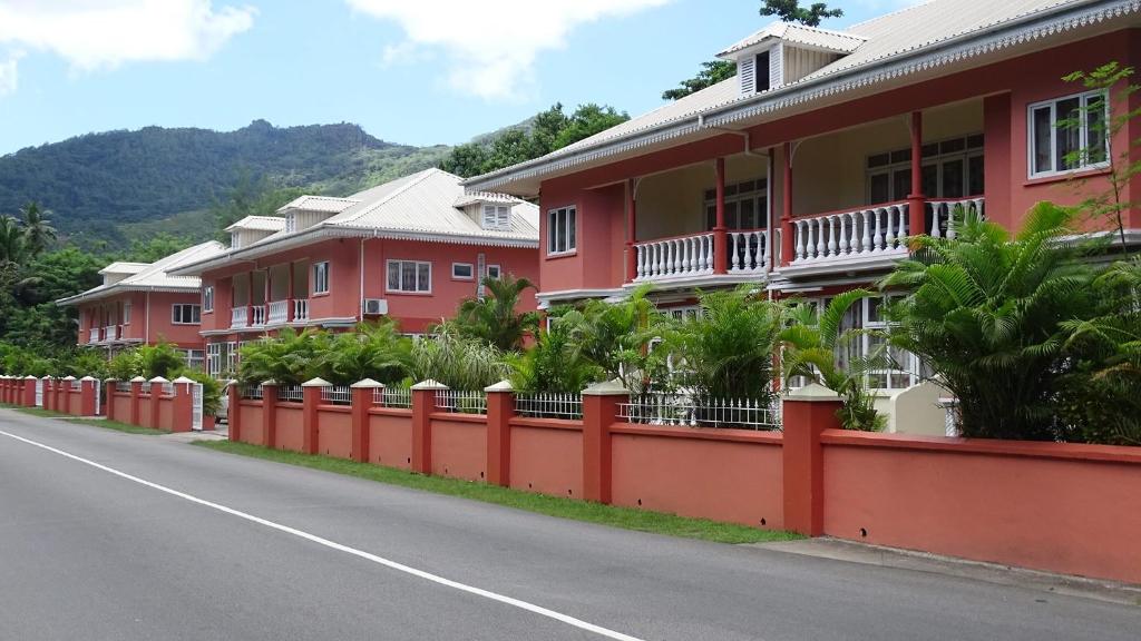 安塞奥潘礁石假日公寓的路边一排红房子