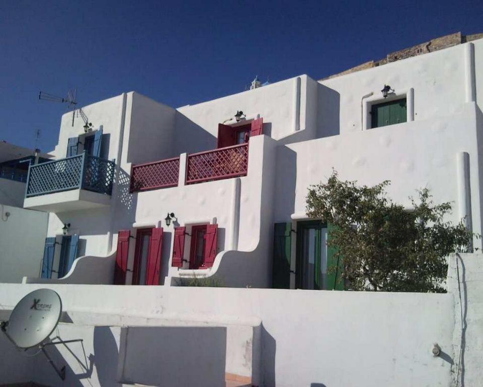 阿斯提帕莱亚镇Asvestoti maisonettes Blue house的白色的建筑,有色彩缤纷的门窗