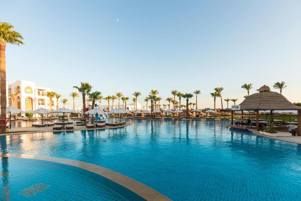 沙姆沙伊赫Sunrise Remal Resort的棕榈树度假村内的大型游泳池