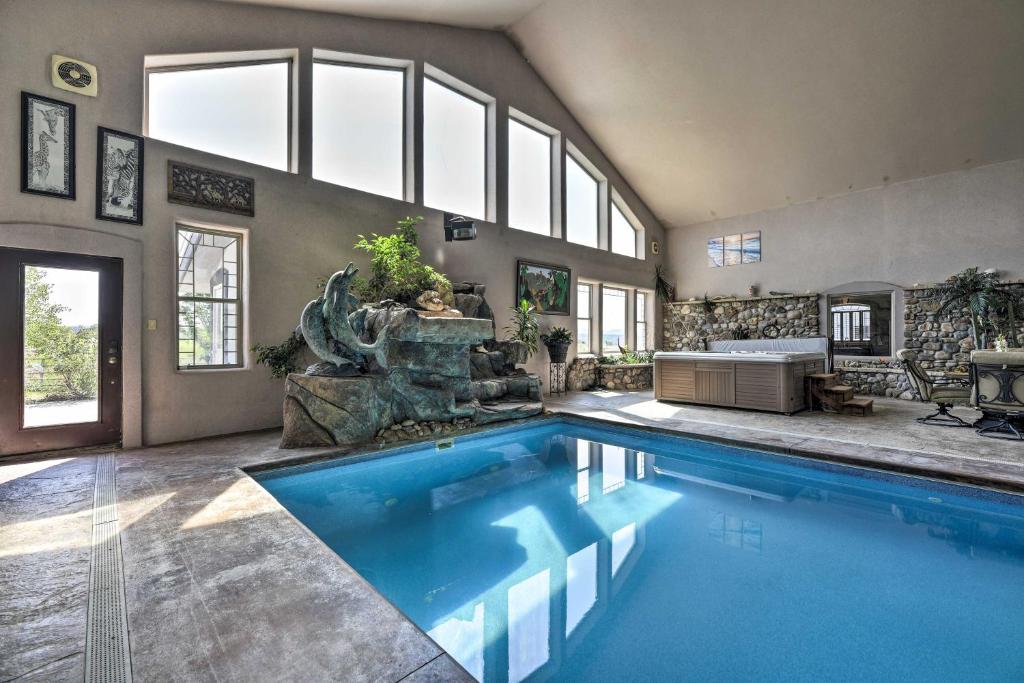 杜兰戈Flawless Durango Home with Theater and Pool Table的一座带窗户的大型游泳池