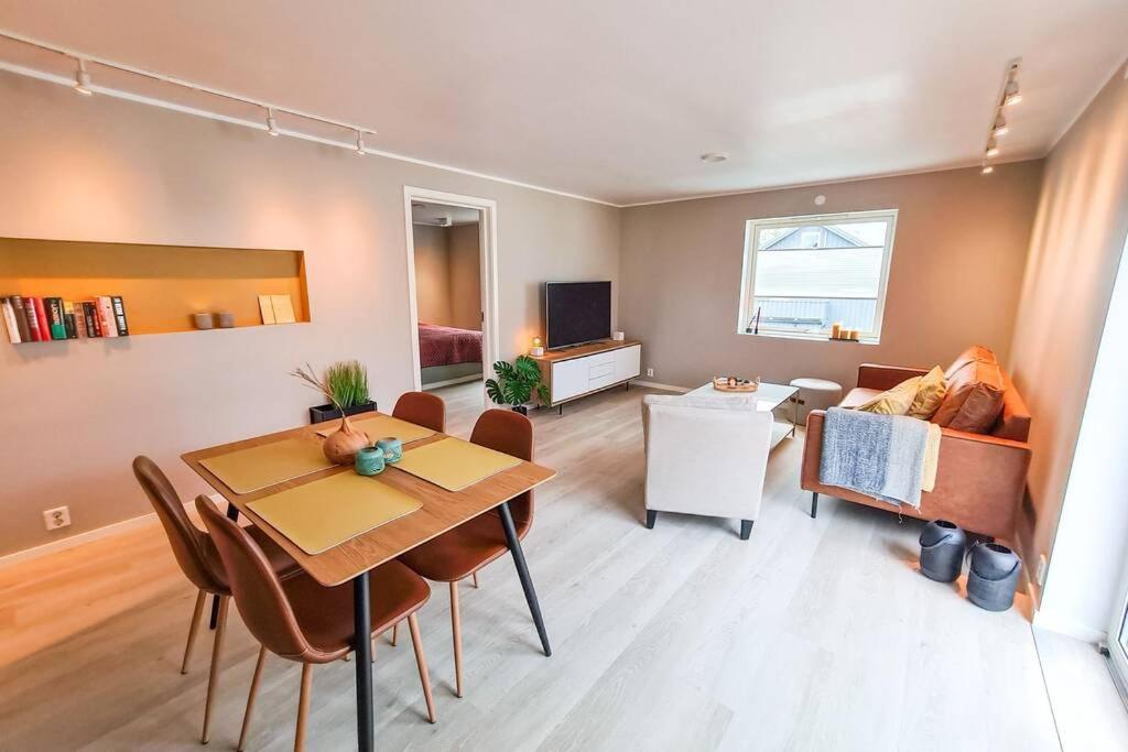 波多Aurora Central Apartment, Bodø的客厅配有桌子和沙发