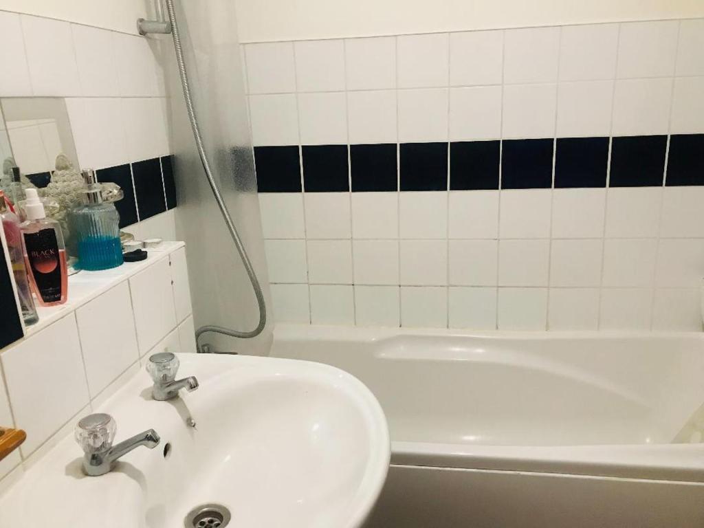 Harrow WealdArchery Close的浴室配有盥洗盆和浴缸。