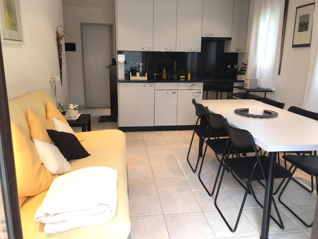 博斯克古林Appartamento da 2 locali a Bosco Gurin的客厅配有沙发和桌椅