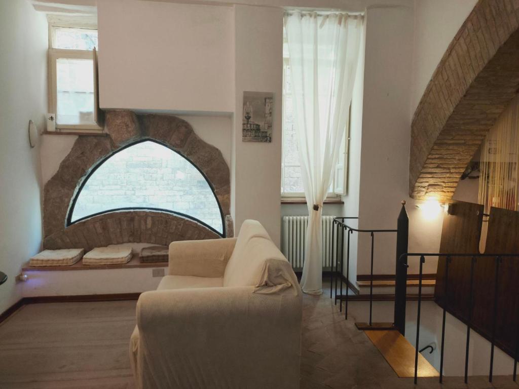 佩鲁贾Casa Cavaliere的带沙发和窗户的客厅