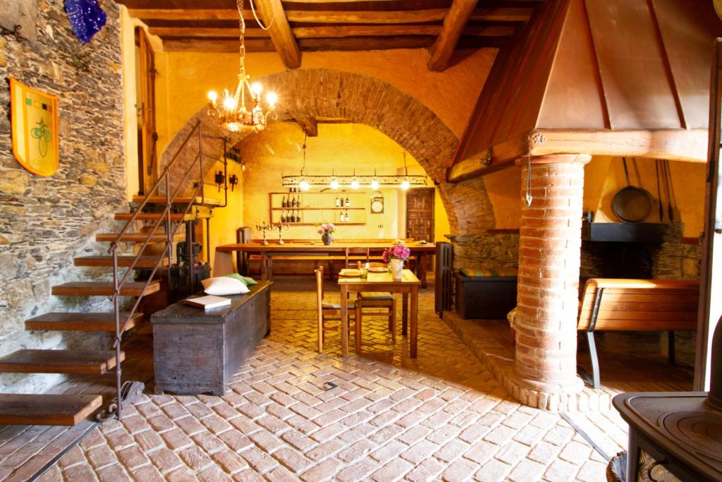 CarascoRivarola al Tempo Dei Castelli的房屋内的厨房和用餐室,设有楼梯