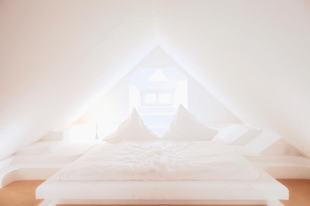 格里马丹玛斯奇麦霍芬酒店的窗户客房内的一张白色床