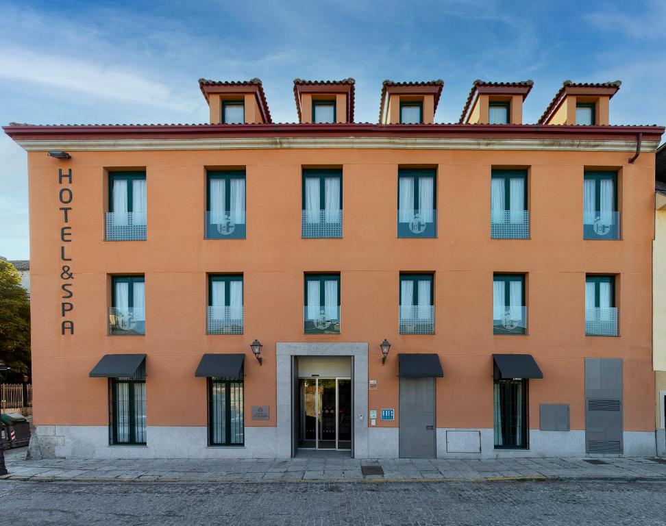 拉·格兰哈·圣·伊尔德Hotel AR Isabel de Farnesio的一座橙色的建筑,上面写着伊比萨酒店的话