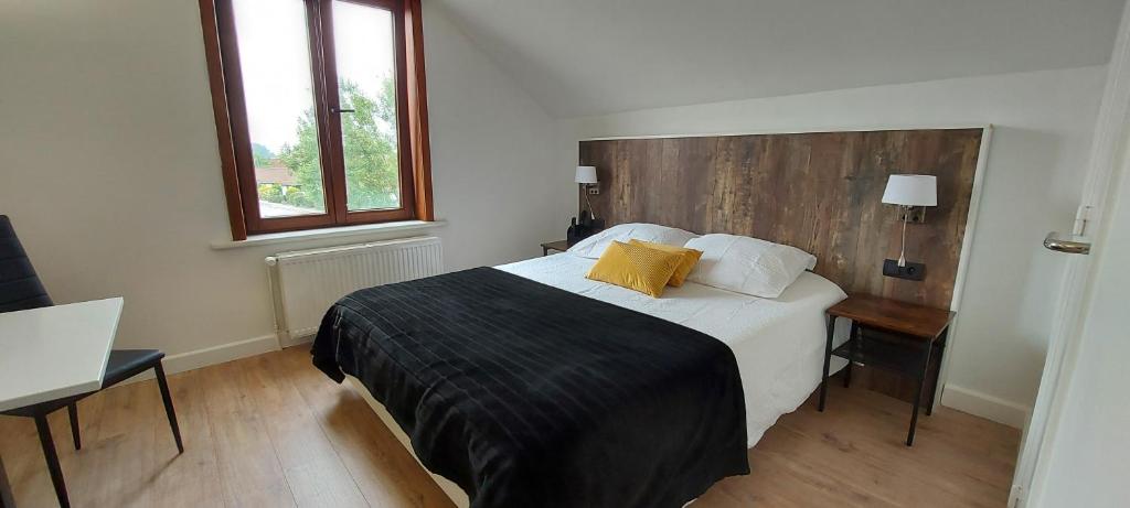 布列登卡斯卡达酒店的一间卧室配有一张大床和木制床头板