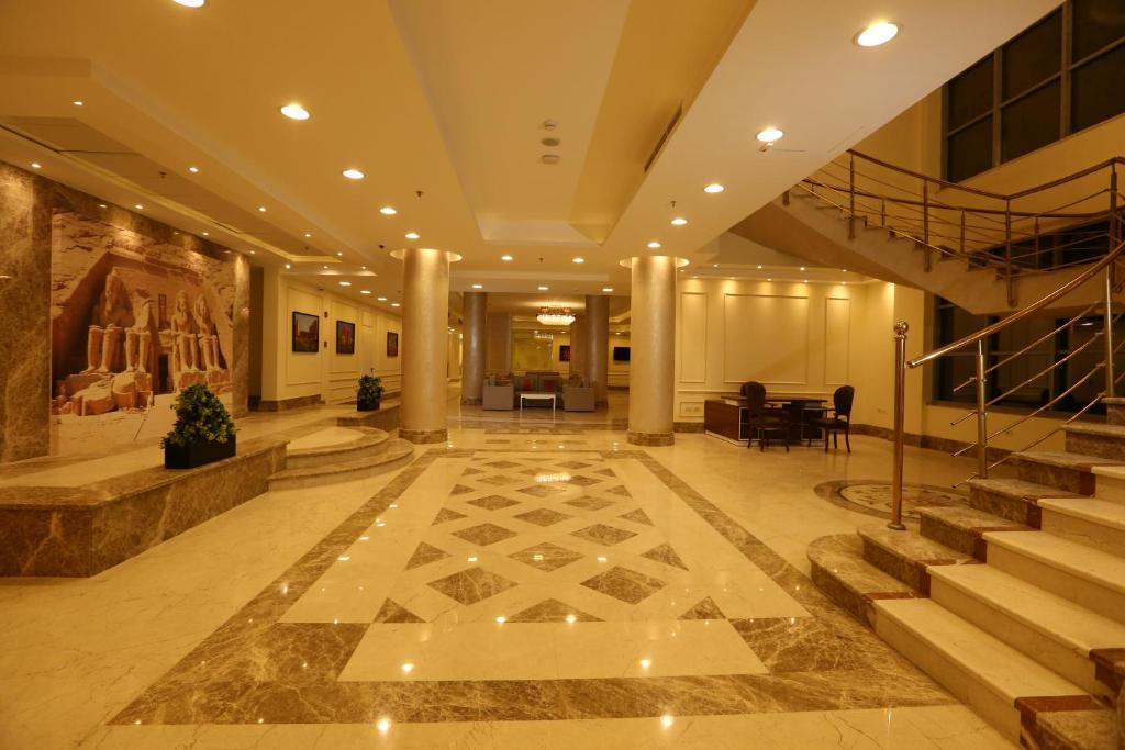 阿斯旺Citymax aqua park Hotel Aswan的楼梯和楼梯间大楼的大堂