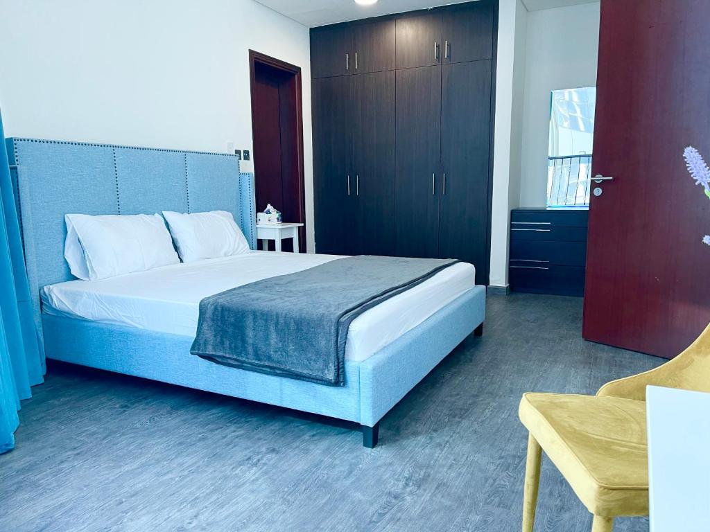 阿布扎比Upgraded 2 bedrooms to 3 bedrooms Private Residential Apartment In C4 Tower in Hydra Avenue Towers in Al Reem Island - 1307的一间卧室设有一张大床和一扇红色的门