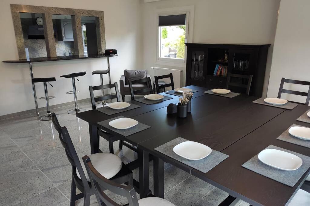 沙博伊茨Ferienhaus Blue Pearl的一间用餐室,配有黑色的桌子和椅子