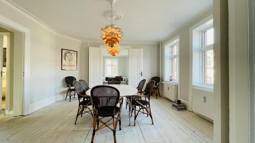 哥本哈根ApartmentInCopenhagen Apartment 1461的一间带桌椅的用餐室