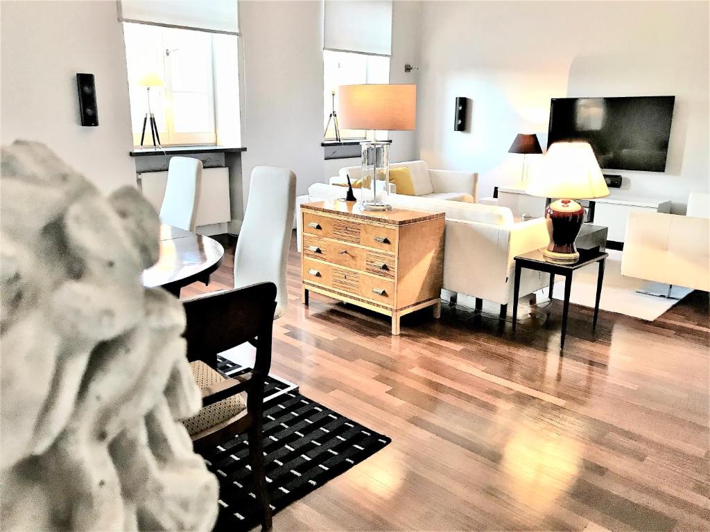 华沙MONDRIAN Luxury Suites & Apartments Market Square IV的客厅配有沙发和桌子