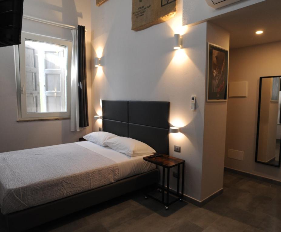 圣塞孔多-帕尔门塞TLcafè Hospitality (presso Torrefazione Lady Cafè srl)的一间卧室配有床、窗户和灯