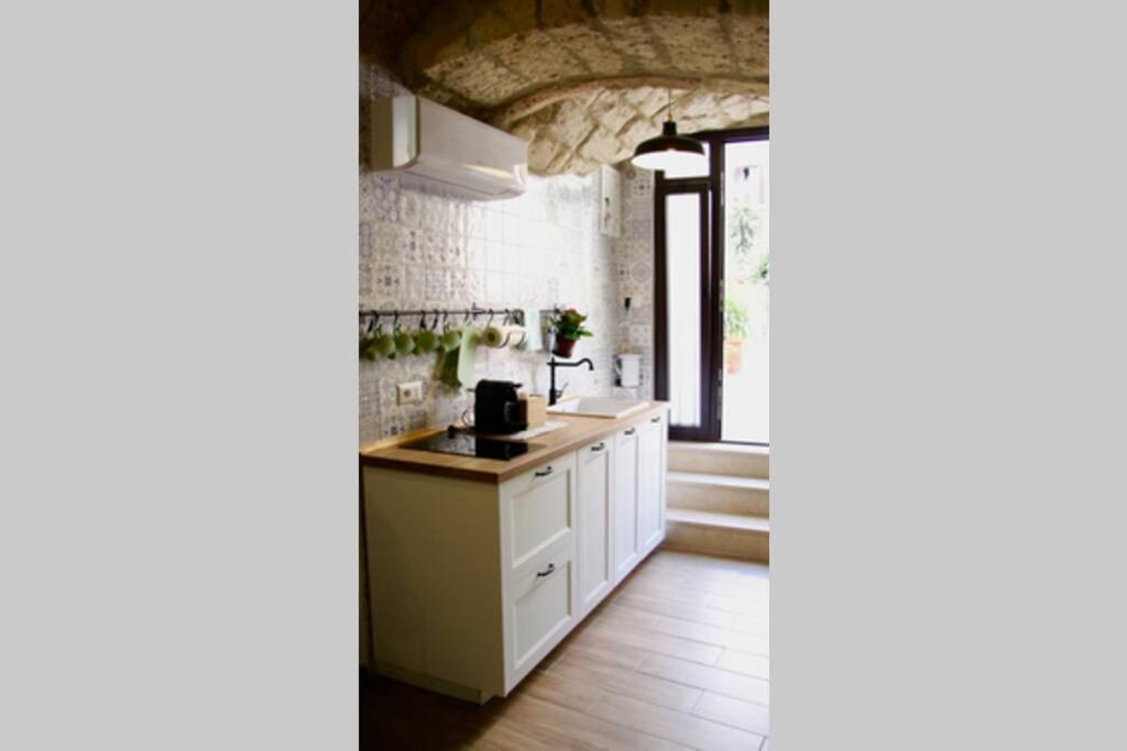 巴里Gesuiti 25的厨房配有白色橱柜和水槽