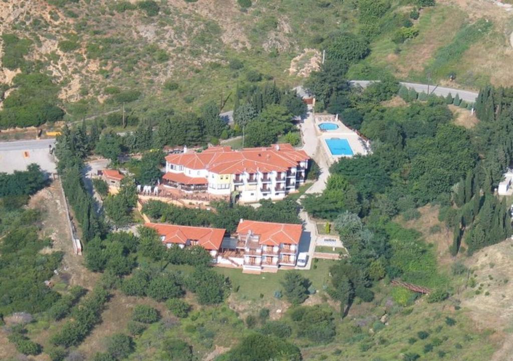 马罗尼亚Roxani Country House Resort的享有带游泳池的大房子的空中景致