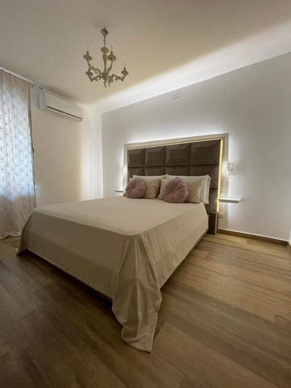 阿格里真托伊尔甘特住宿加早餐旅馆的一间卧室配有一张大床和一个吊灯。