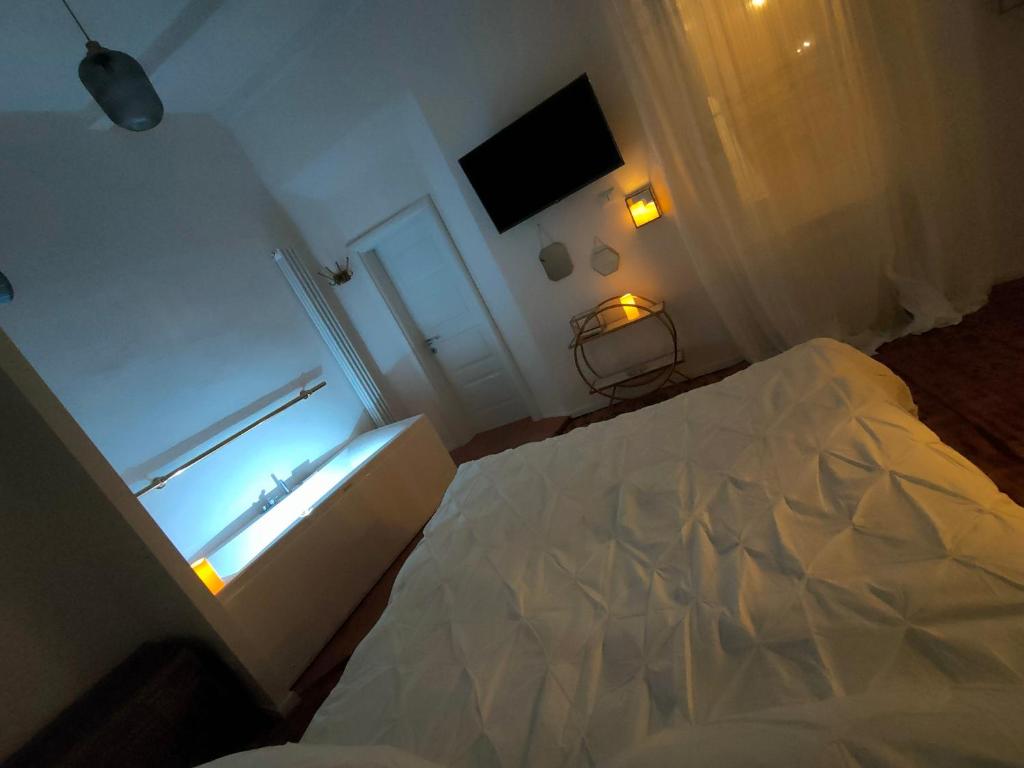博洛尼亚Il Sitarein的白色的卧室设有床和窗户