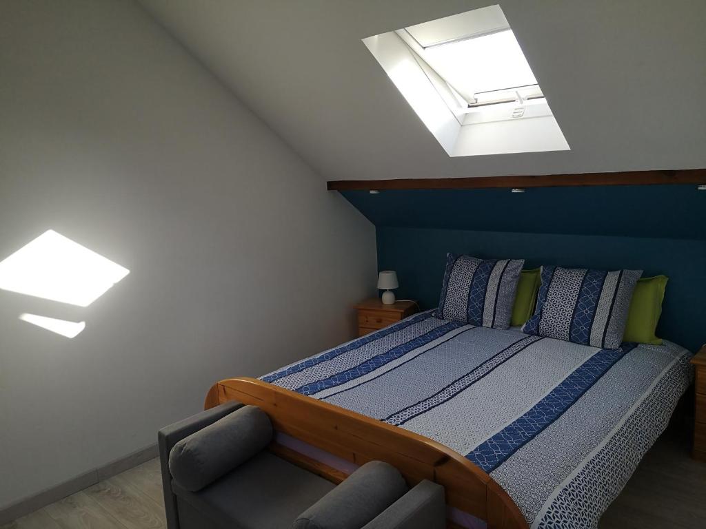 Montigny-lès-MetzDuplex cozy的一间卧室配有一张床和天窗