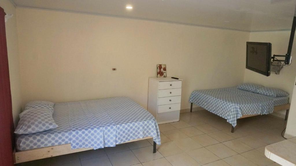 奎波斯城Apartamento Equipado Morpho CR.的一间卧室配有两张床和梳妆台。