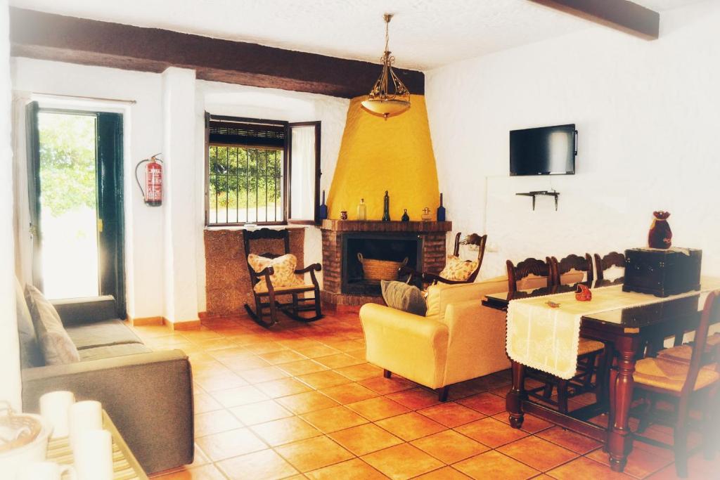 埃尔博斯克磨坊乡村民宿的客厅配有黄色的沙发和桌子