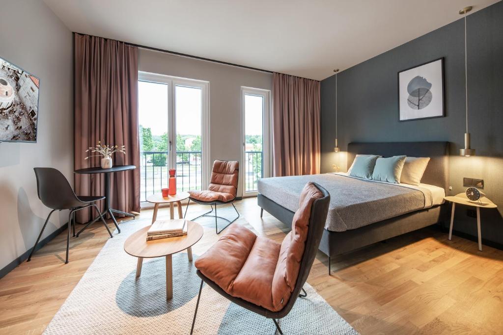 布伦瑞克ipartment Braunschweig的一间卧室设有一张床和一间客厅。