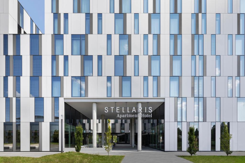 嘉兴贝慕尼黑Stellaris Apartment Hotel的办公室大楼前面有标志