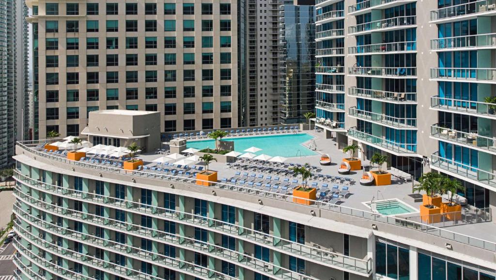迈阿密凯悦中心布里克尔迈阿密酒店的享有带游泳池的建筑的空中景致