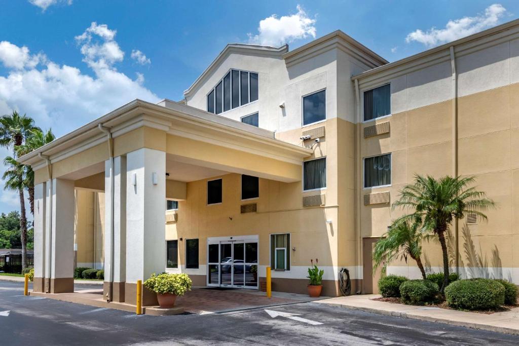 德兰Comfort Inn & Suites DeLand - near University的一座棕榈树环绕的大建筑