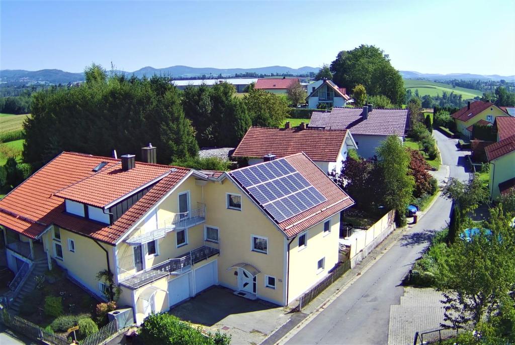 SalzwegDahoam的屋顶上设有太阳能电池板的房子