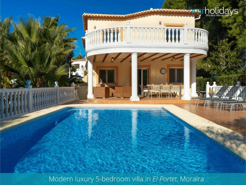 特乌拉达Villa Zacorri - HMR Holidays Moraira的别墅前设有游泳池