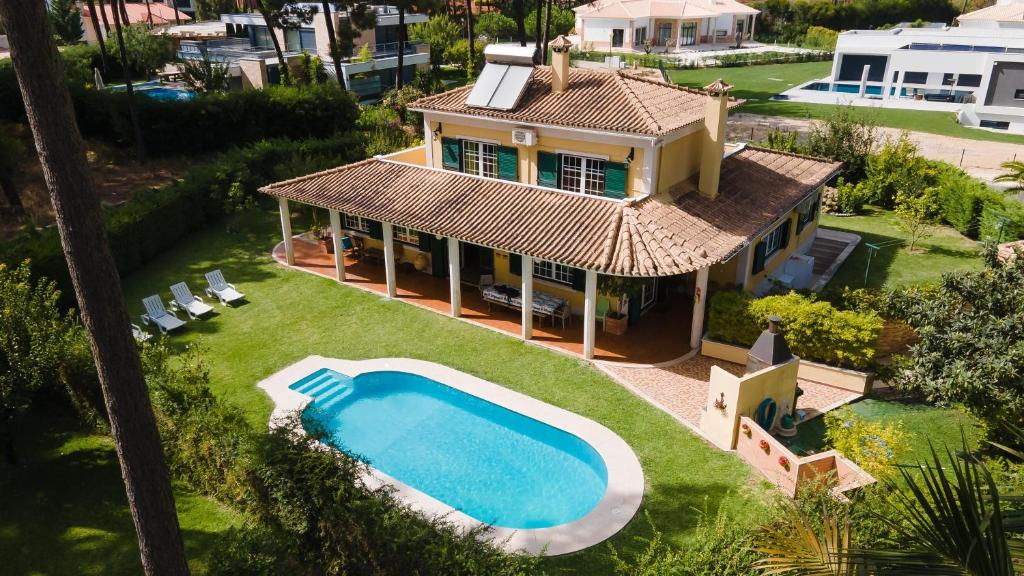 AroeiraFamily Friendly Villa Aroeira Golf的享有带游泳池的房屋的空中景致