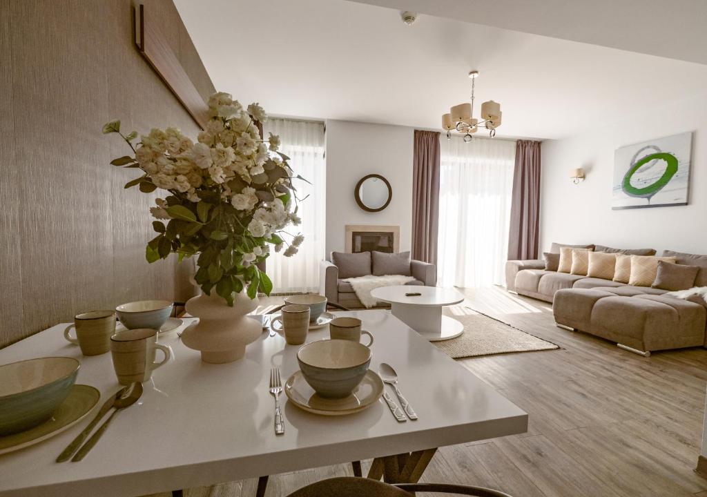 波亚纳布拉索夫Apartament lux Poiana Brasov B23的客厅配有带花瓶的桌子