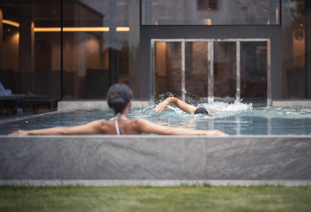 拉松迪索托Autentis的妇女在建筑物的游泳池游泳