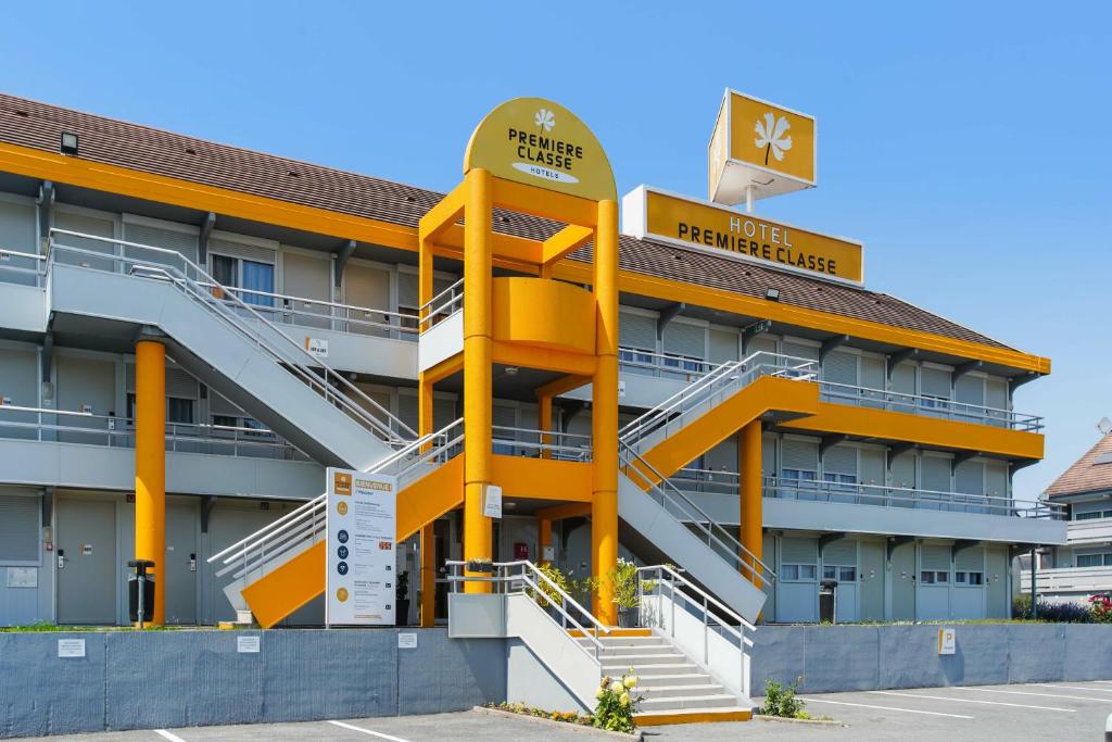 维哲斯特维尔瑞斯尊贵卡拉斯酒店的一座设有楼梯的黄色建筑