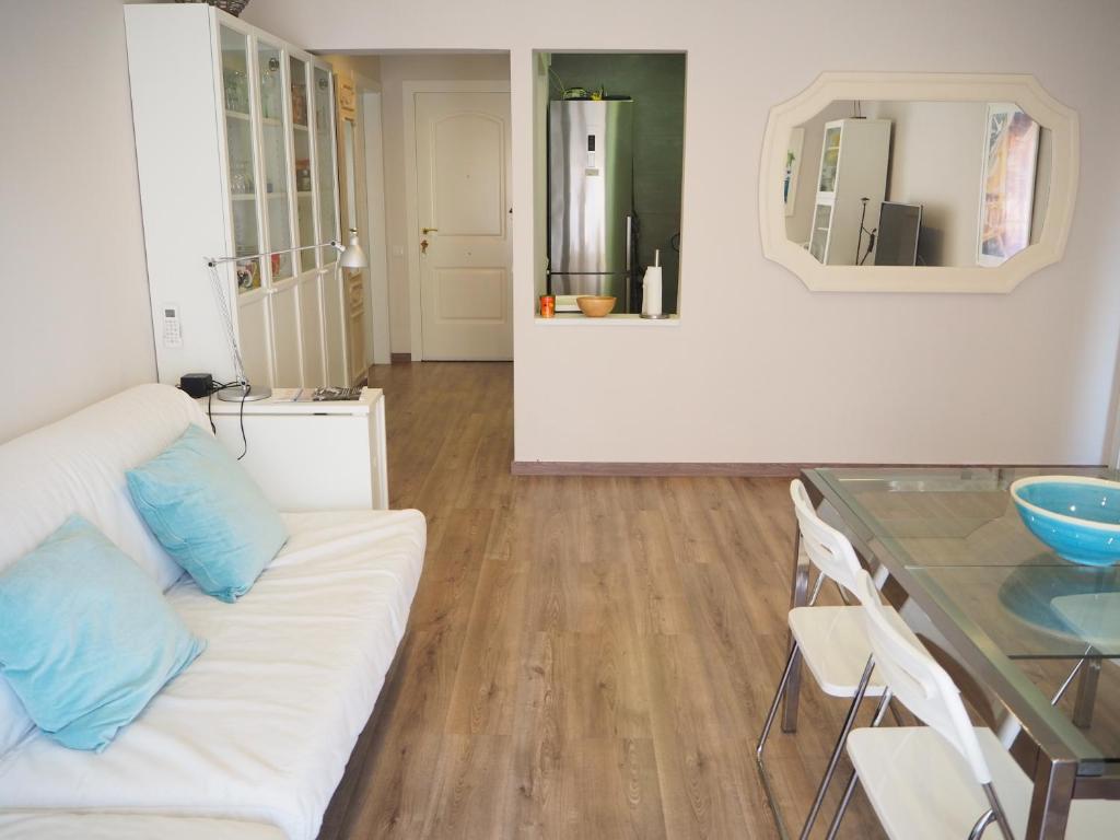 桑特费柳德吉克索尔斯Apartament per families a Sant Feliu amb piscina的客厅配有白色的沙发和桌子