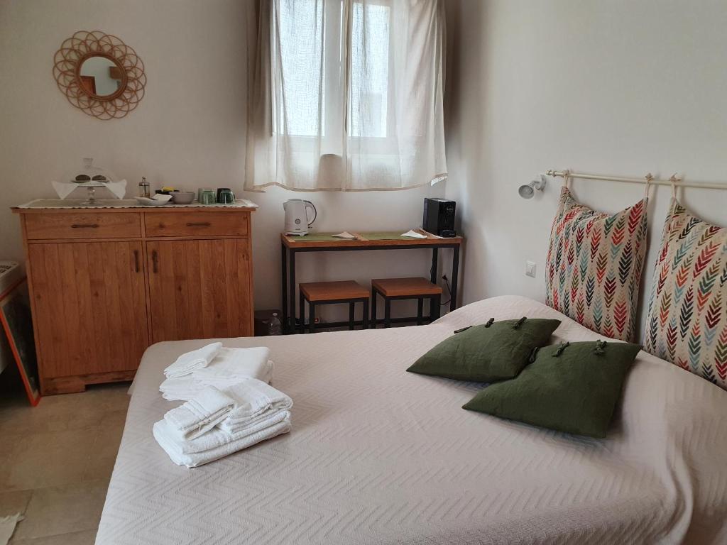 阿尔贝罗贝洛Mamapulia Home的卧室配有带绿色枕头的大型白色床