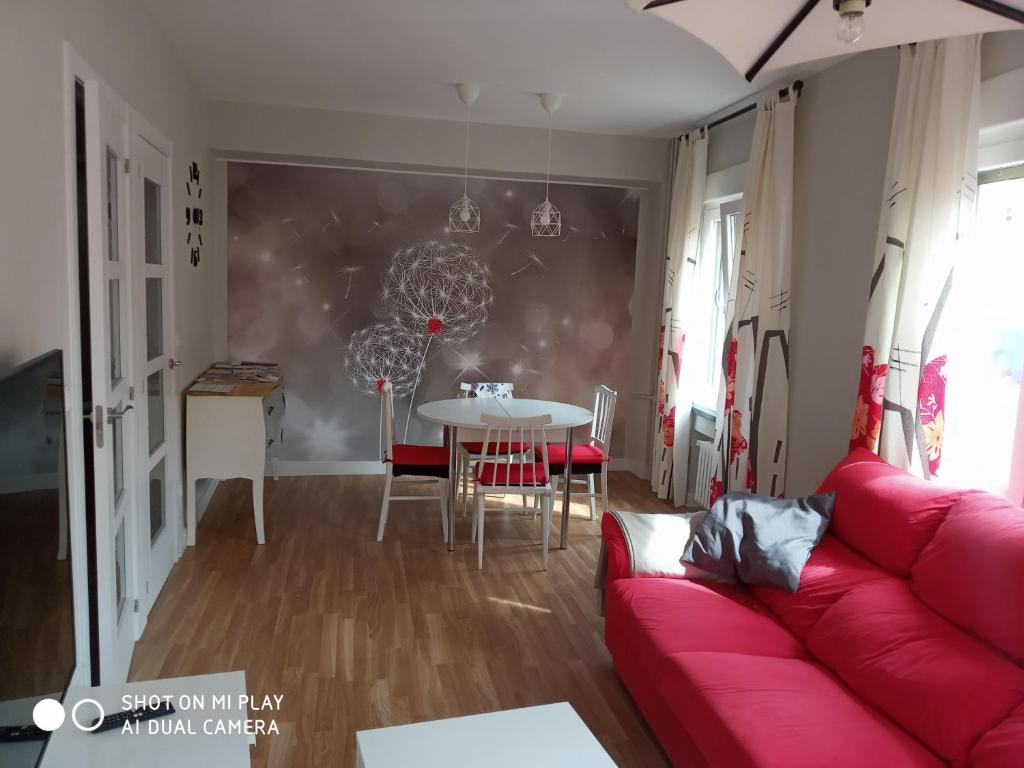 索里亚EL RAMILLETE的客厅配有红色的沙发和桌子