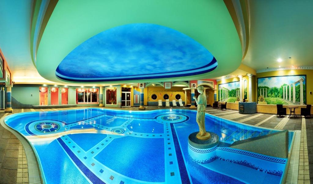别尔斯克-比亚拉帕普加公园酒店康体加Spa的酒店设有一个大型游泳池,有一个大型圆顶