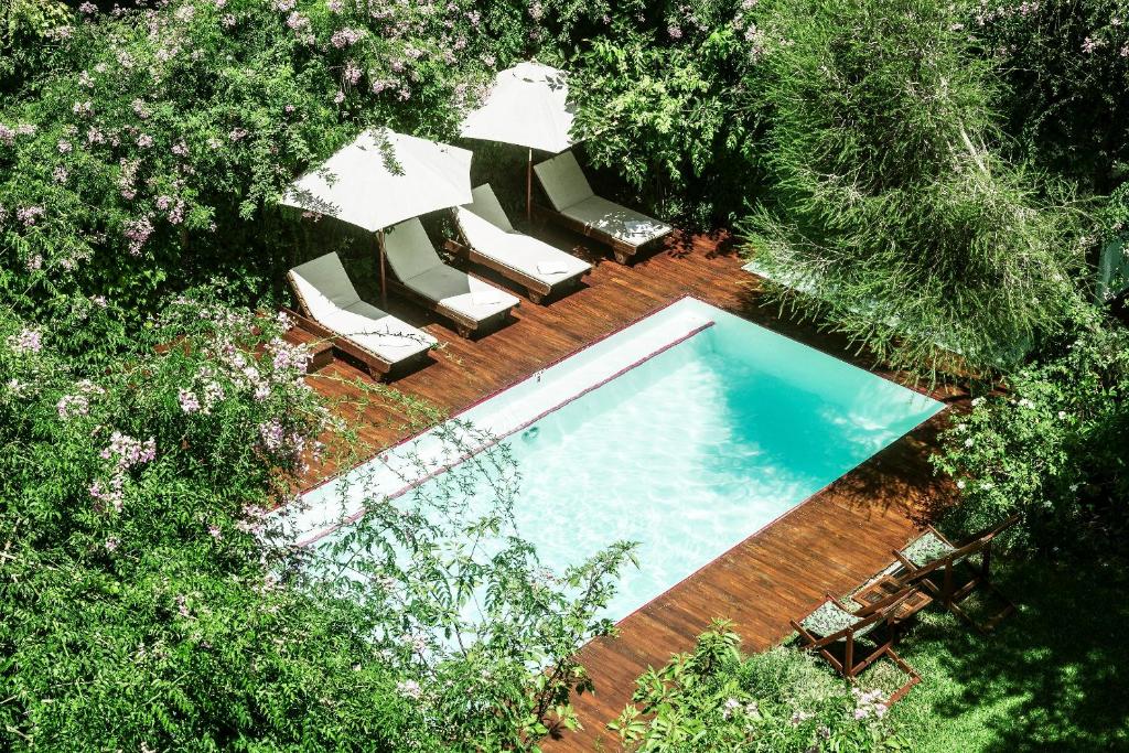 布宜诺斯艾利斯家园酒店的享有带躺椅的游泳池的顶部景致