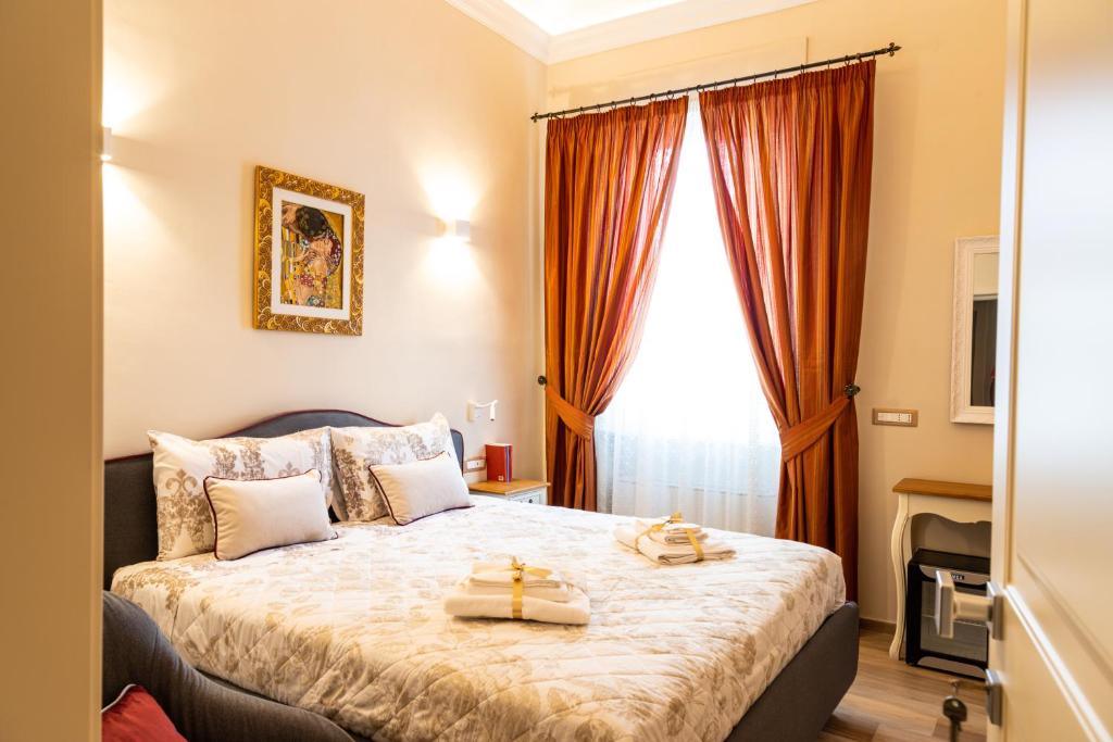 泰尔莫利Residenza Di Nucci的一间卧室配有一张床,上面有两条毛巾