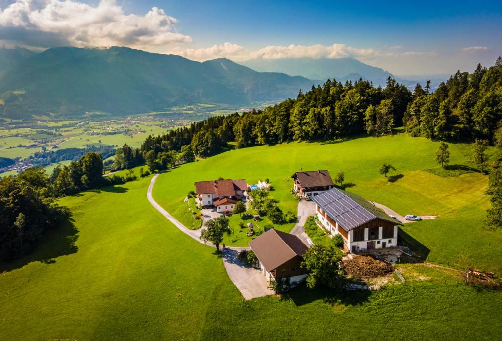 圣科罗曼Bio-Familienbauernhof Grubsteighof的绿色田野上房屋的空中景观