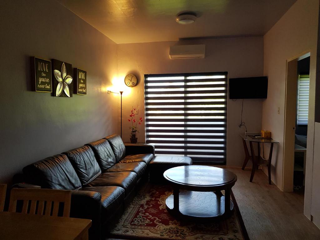查兰卡诺亚李的舒适之家公寓的客厅配有沙发和桌子