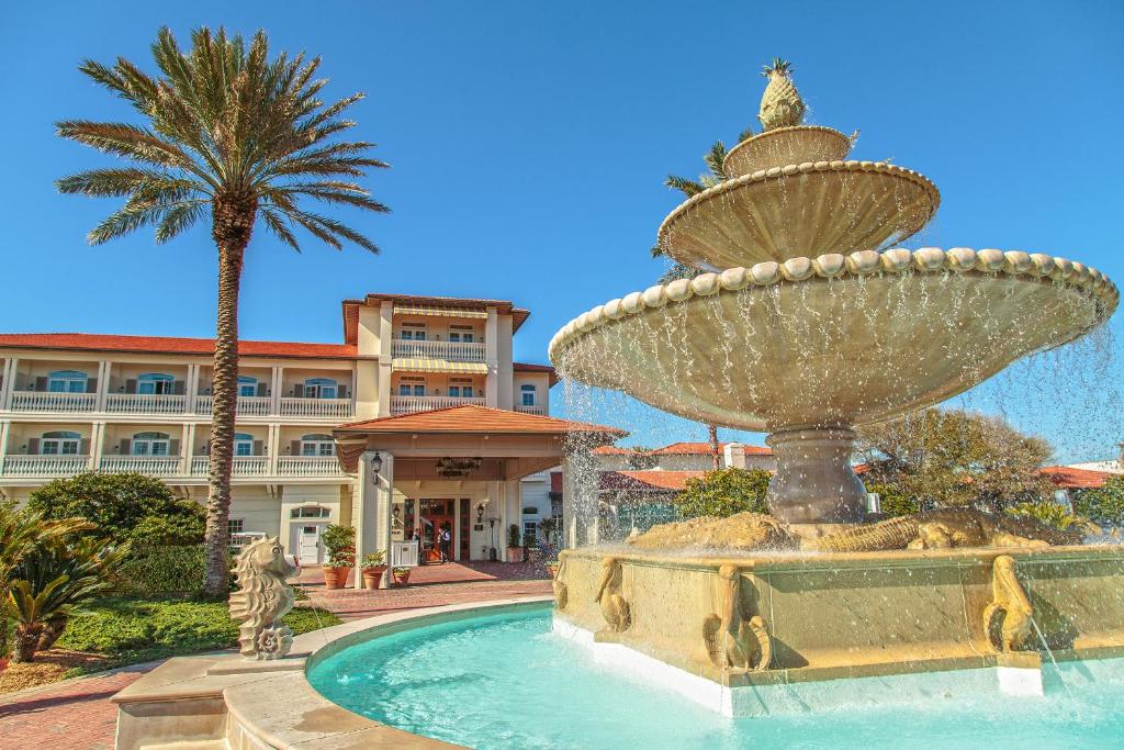 庞特韦德拉比奇蓬特韦德拉高尔夫俱乐部酒店的一座棕榈树酒店前的喷泉