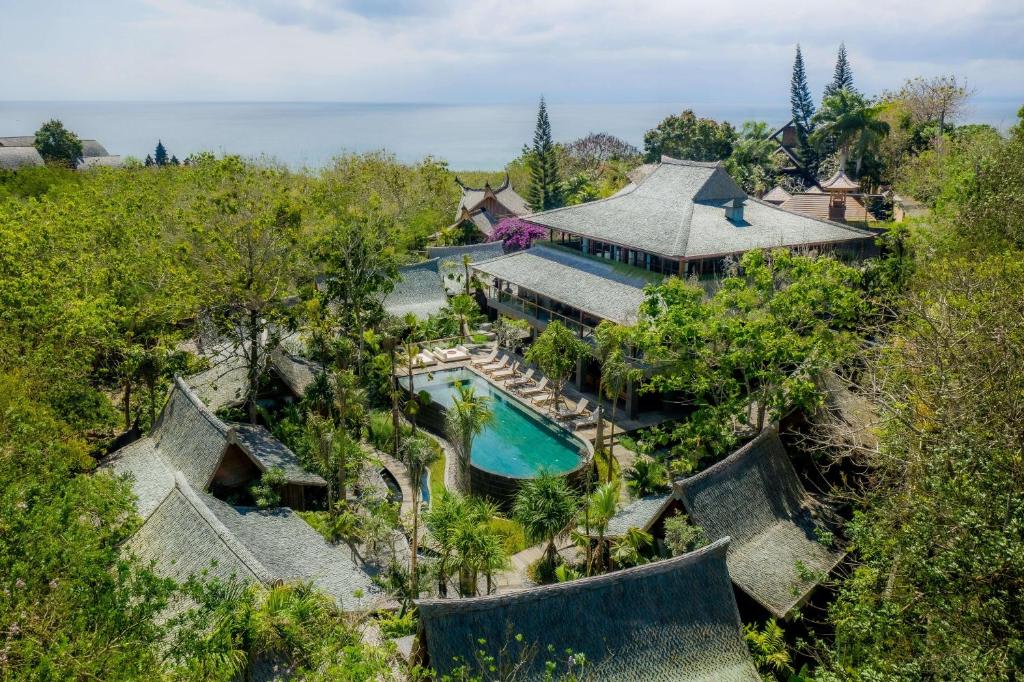乌鲁瓦图The Asa Maia - Adults Only Resort的享有带游泳池的度假村的空中景致